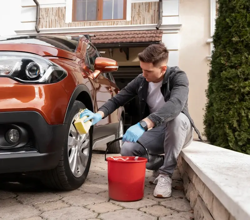 Lavage auto à domicile Saint-Pierre-les-Étieux : professionnel intervenant sur un véhicule